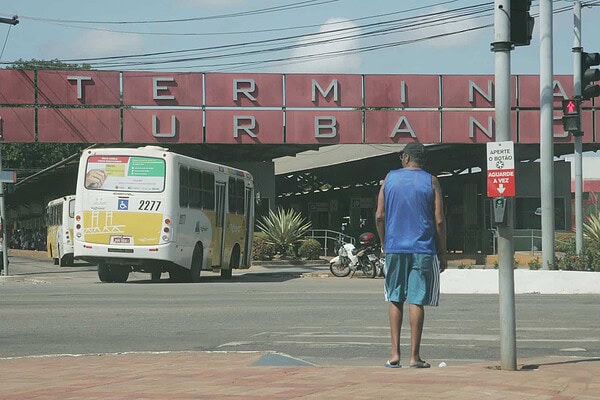 Motoristas e cobradores de ônibus param por uma hora na manhã desta quinta-feira, 2