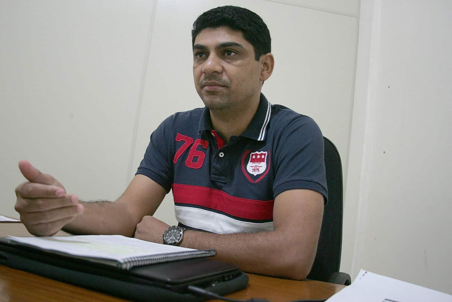 Há divergências do uso de celulares em sala de aula 3 Após o cumprimento da proibição na escola, direção percebeu melhora nas notas dos alunos