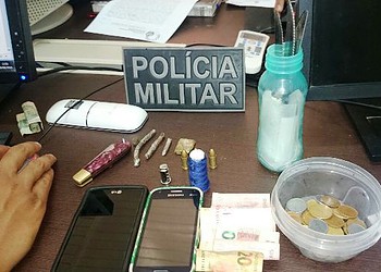 Bandidos roubam, fogem e um deles se esconde em baixo de cama numa casa para não ser preso