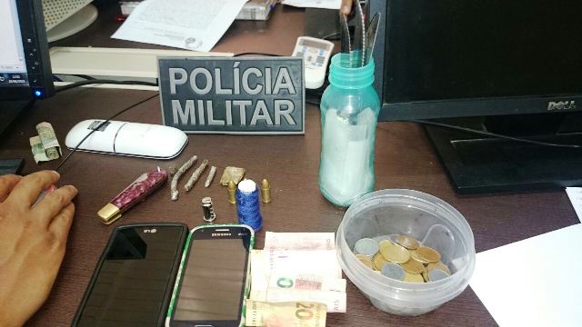 Bandidos roubam, fogem e um deles se esconde em baixo de cama numa casa para não ser preso