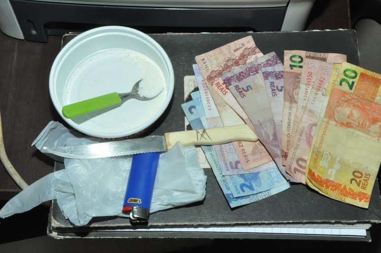 Dupla é presa com droga e dinheiro 2 Dupla é presa com droga e dinheiro 1