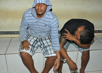 Dupla é presa com droga e dinheiro