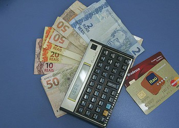 Com a alta da inflação é melhor pagar as compras à vista, orienta economista