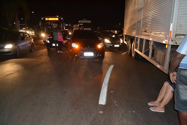 Engavetamento de carros pára trânsito perto da Ufac