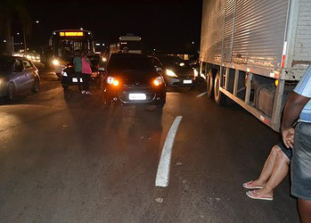 Engavetamento de carros pára trânsito perto da Ufac