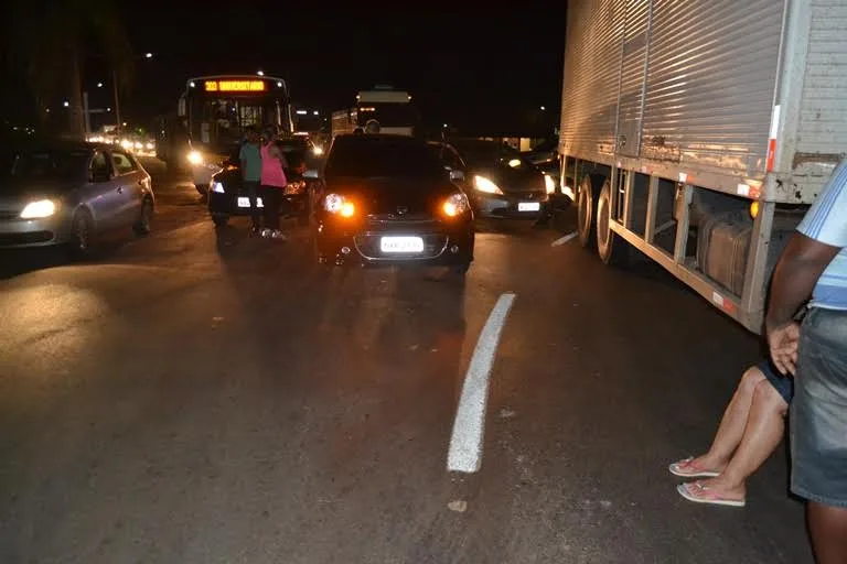 Engavetamento de carros pára trânsito perto da Ufac
