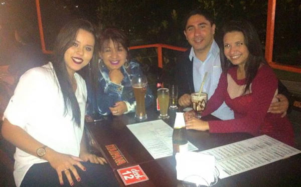 Cavalgada 2015 1 Como ninguém é de ferro, a massoterapeuta Junko Hara, na companhia dos amigos Carol Mansour, Kellyane Carvalho e Léo Ferreira, curtia animadamente a noite de sábado. Ela merece.