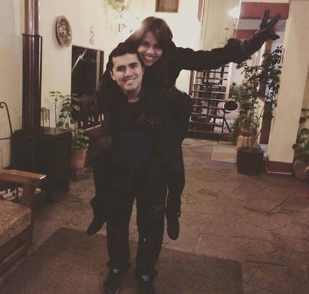 No melhor estilo férias em Cusco, o casal Tiago Martinello e Brenna Amâncio.