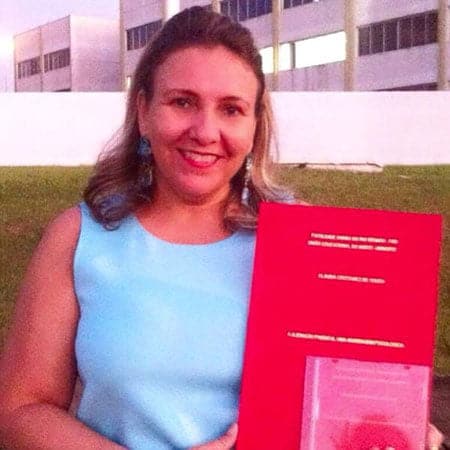 Toda feliz a intrépida colunista Claudia Cristianez, concludente do curso de Direito exibe seu TCC.