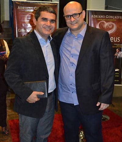 No Lançamento do seu livro Coffee Break com Deus, Pr. Adriano Gonçalves recebendo o secretário estadual Jamyl Asfury.