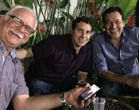 Em noite de comemoração, engenheiro Frederico Zanin com o pai, Itamar e o amigo Eliezer Silva.