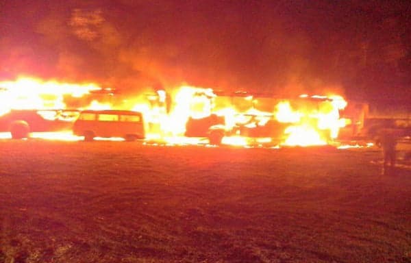Quatro ônibus e Kombi são incendiados em pátio de escola pública Dom Bosco