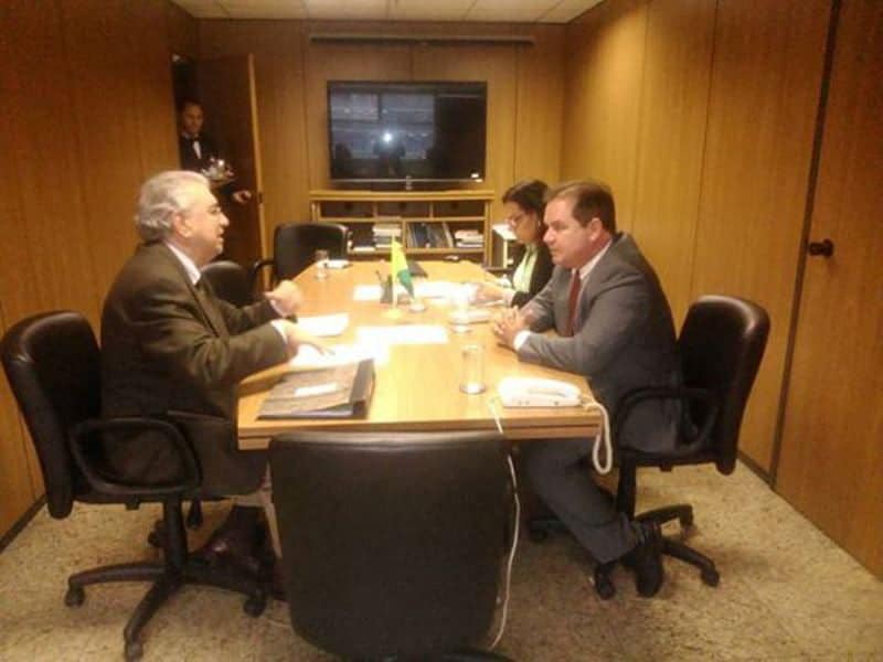 Tião Viana tem agenda com Ministério dos Transportes e Dnit sobre BRs 1 Governador Tião Viana com o secretário Nacional de Saneamento, Paulo Ferreira. (Foto: Assessoria)
