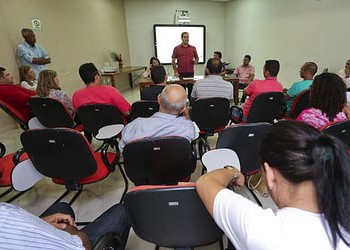 Governo entrega mais de R$ 700 mil em equipamentos agrícolas em Capixaba