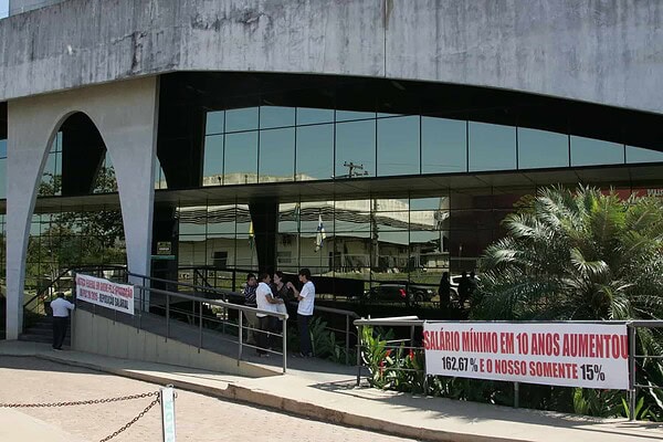 Após veto da presidente no reajuste, servidores federais no Acre buscam apoio dos parlamentares