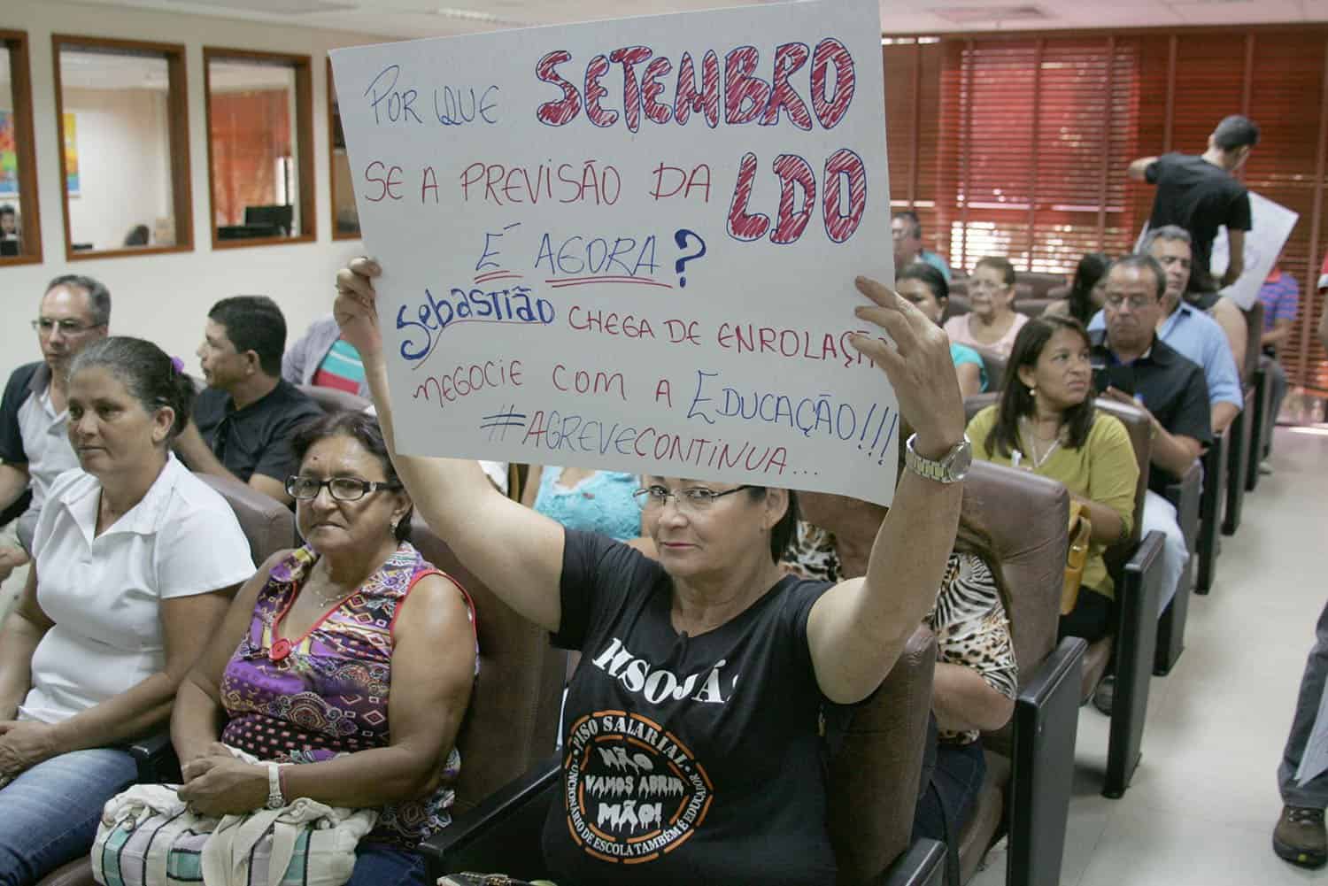 Após polêmica, aumento para delegados é aprovado na Aleac 3 Greve da educação - OL (4)