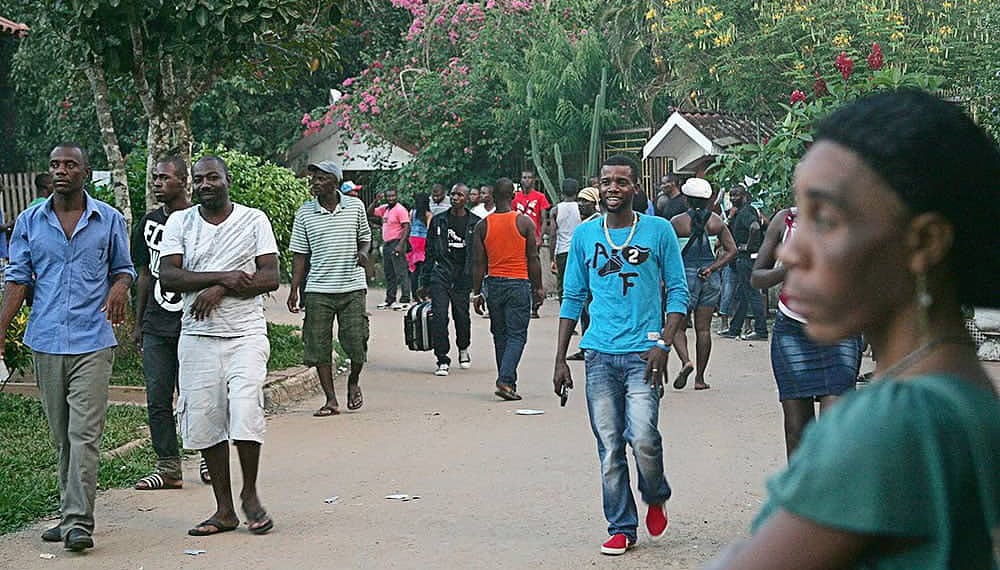 Rio Branco, Acre, 22.05.2015 - Centenas de imigrantes haitianos estão no abrigo em Rio Branco no Acre, em uma chácara nas proximidades da cidade, onde a capacidade para 200 pessoas, mas atualmente cerca de 500 imigrantes estão no local. Diariamente chegam aproximadamente 90 pessoas no local superlotando mais ainda. O Ministério da Justiça fez no início dessa semana, (18), uma solicitação ao governo do Acre para que as viagens fossem suspensas com destino para a capital paulista. A suspensão das viagens dos haitianos para São Paulo foi um pedido da Prefeitura, que, em nota, disse que tem o dever de acolher os imigrantes, mas que não estava preparada para receber tanta gente de surpresa. Os haitianos vêm para capital paulista em busca de oportunidades, mas muitas vezes acabam sem emprego e sem dinheiro.