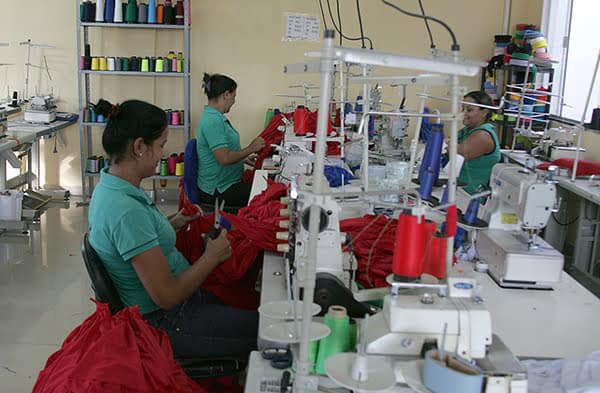 Malharias registram queda nas vendas de camisetas para a cavalgada 2015 2 Empresários apontam queda de 50% nas vendas em 2015. (Foto: Odair Leal/ A GAZETA)