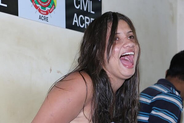 Mulher surta e quebra tudo em quarto de Motel