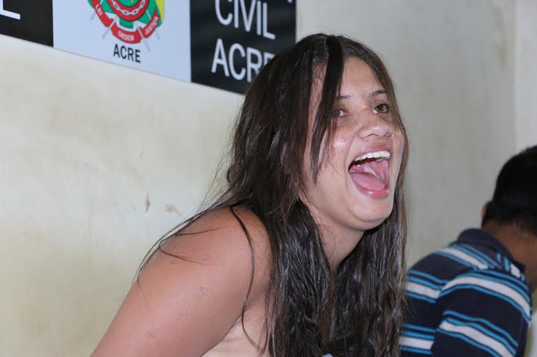 Mulher surta e quebra tudo em quarto de Motel