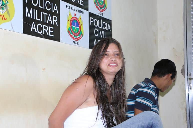 Mulher surta e quebra tudo em quarto de Motel 3