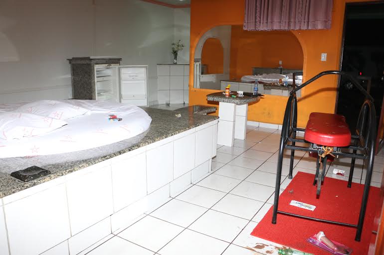 Mulher surta e quebra tudo em quarto de Motel 4