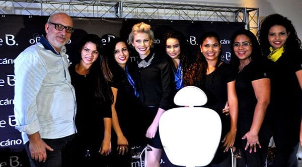 O franqueado Luiz Figueiredo com as consultoras e Suelen Johann