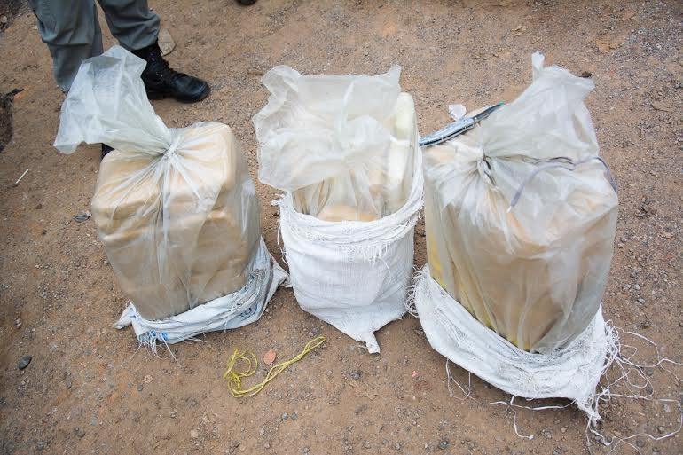 Polícias Federal e Militar apreendem mais de 50 quilos de cocaína na BR-364 3 Operação conjunta PM E PF resulta na apreensão de mais de 50 quilos de cocaína na BR 364 2