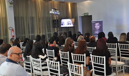 Talk Show com Suelen 15 Público conferia detalhes da maquiagem através de telões espalhados pelo espaço