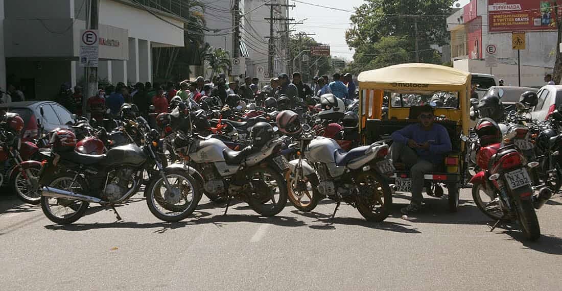 Pirangueiros fecham ruas e causam tumulto no Centro de Rio Branco