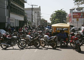 Pirangueiros fecham ruas e causam tumulto no Centro de Rio Branco