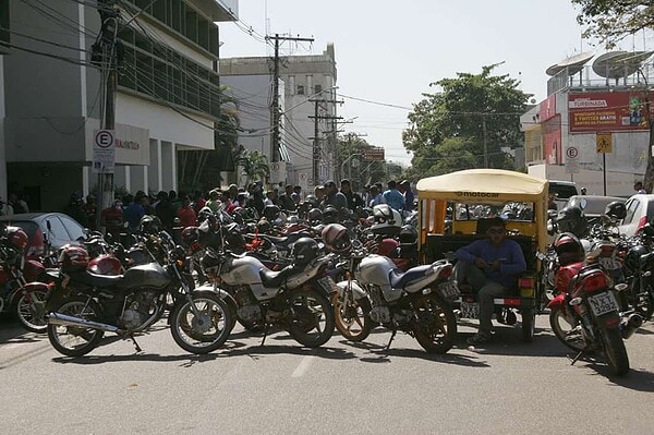 Pirangueiros fecham ruas e causam tumulto no Centro de Rio Branco