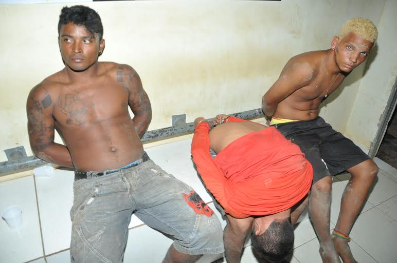 Polícia prende trio acusado de furto a residência 3 Polícia prende trio acusado de furto a residência 1