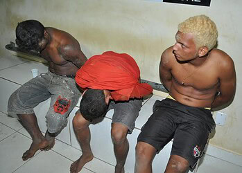 Polícia prende trio acusado de furto a residência