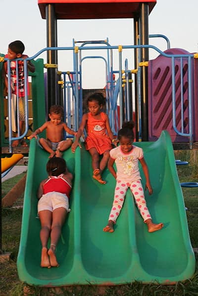 Crianças se divertem na Praça da Juventude I. (Foto: Odair Leal/ A GAZETA)