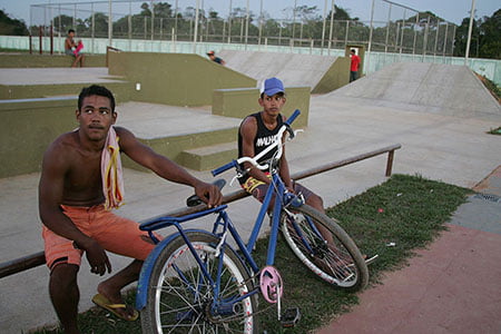 Uma das reclamações de Raimundo e o amigo Isaías é que não possuem bolas para jogar. (Foto: Odair Leal/ A GAZETA)