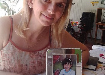 Dejane guarda com carinho as recordações de Sarah. (Foto: Bruna Lopes/ A GAZETA)