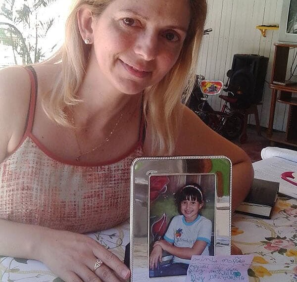 Dejane guarda com carinho as recordações de Sarah. (Foto: Bruna Lopes/ A GAZETA)