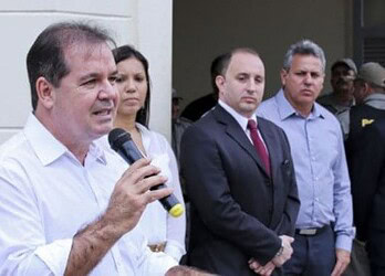 Tião Viana entregou 12 novos veículos à polícia. (Foto Secom Acre)
