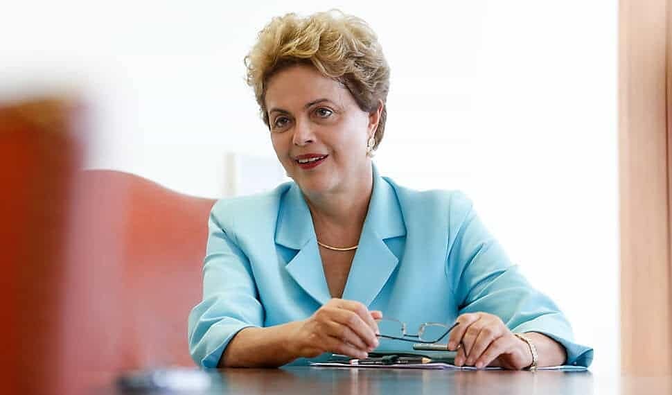 “As pessoas caem quando estão dispostas a cair. Não estou. Não tem base para eu cair”, diz Dilma
