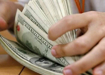 Dólar sobe R$ 0,07 e fecha no maior nível em quatro meses