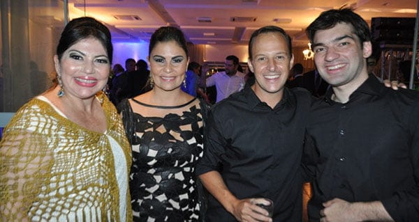 SOCIAL -  Wilsinho Lavocat, Fabíola Pinheiro, Lauro Santos e Roberta Lima (que assina ao lado de Meyre Manaus e esta colunista a escolha da Rainha do Rodeio!)  