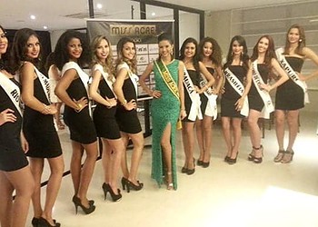 Foram apresentadas na noite de ontem as candidatas que disputarão
a coroa do concurso Miss Acre 2015. A escolha será feita no próximo sábado, às 20h, no Palácio. (Foto: Cedida)