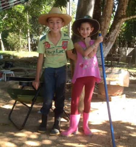 Em ritmo country, Kiary Franke e Igor Gomes na Fazenda Três Irmãos em pose para a coluna. 