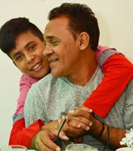 Colunista Nonato Vianna  comemorou aniversário no sábado e reuniu os amigos para um café da manhã no hotel Amazônia.  Na foto com  o filho Rafael Vianna. Parabéns!