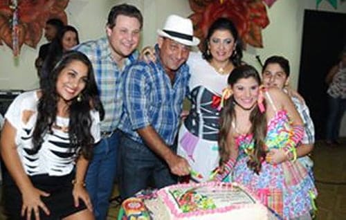 Todos os parabéns para os meus amigos Zayra Ayache e Auricélio Cunha, que neste fim de semana comemoram aniversário em dose dupla e devem receber várias manifestações de carinho dos amigos e da família.  