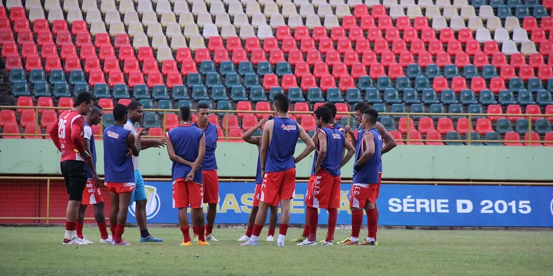 Rio Branco faz mistério para estreia na Série D, no Pará 1 Nei Gaúcho conversa com jogadores antes do início do treino, na Arena