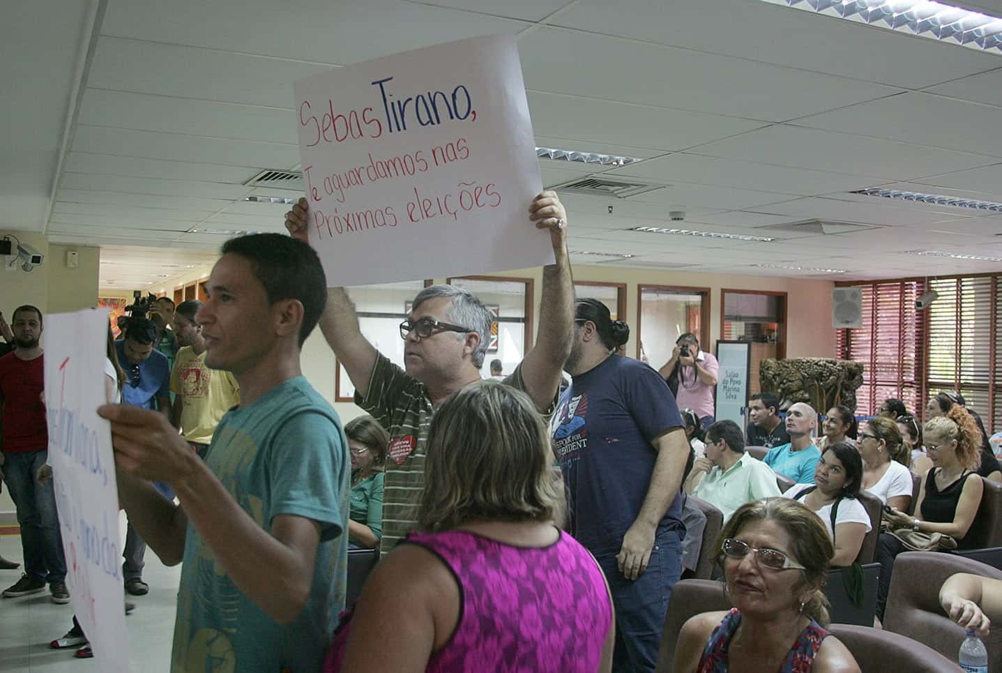 Comissão da Aleac reuniu-se com governo para debater reivindicações de grevistas da Educação 2 Categoria apresentou uma proposta aos deputados. (Foto: Odair Leal/ A GAZETA)