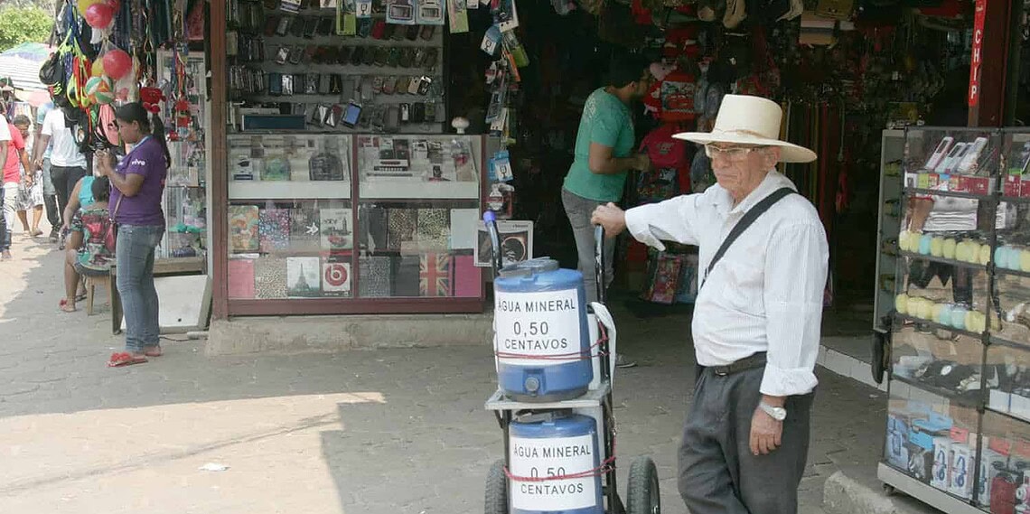 Comércio informal aproveita as altas temperaturas e lucra com a venda de produtos refrescantes 1 Água, suco, sorvete são produtos consumidos nos dias de calor. (Foto: Odair Leal/ A GAZETA)