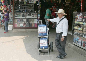 Água, suco, sorvete são produtos  consumidos nos dias de calor. (Foto: Odair Leal/ A GAZETA)
